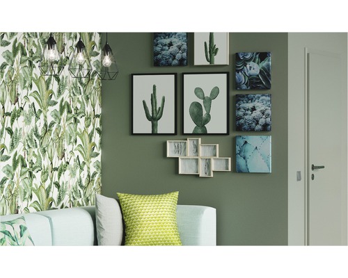 Salon avec canapé, coussins, tableaux muraux, papier peint et suspensions dans un style botanique