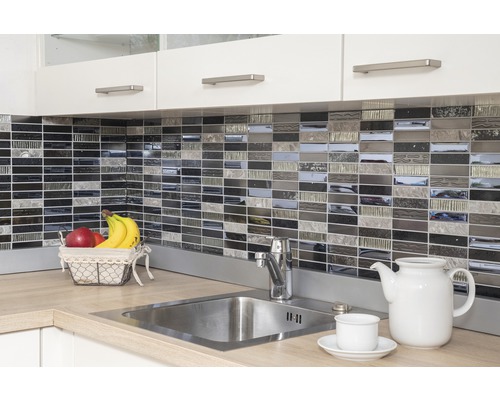 Évier de cuisine avec crédence en mosaïque et ustensiles de cuisine