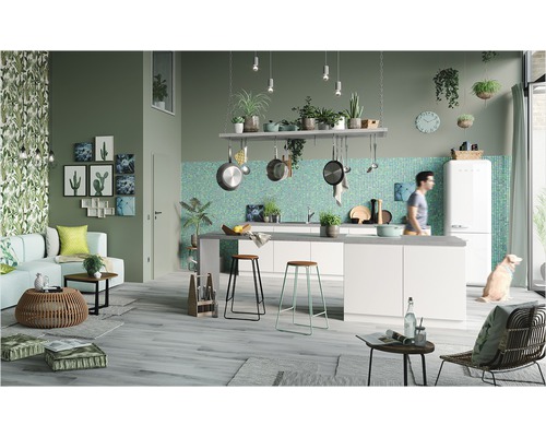 Cuisine-salon avec armoires de cuisine blanches, carreaux de mosaïque et planchers en bois dans un espace de vie ouvert avec décorations