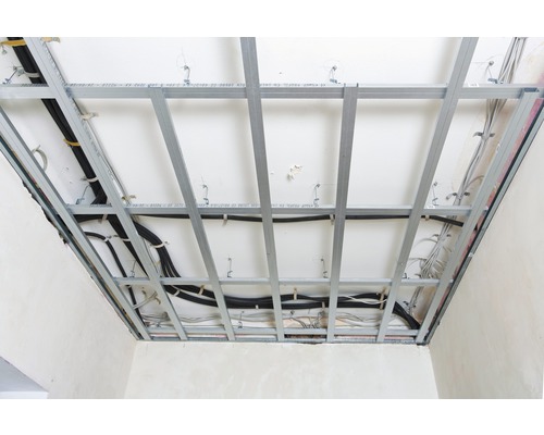 Construction de plafond avec profilés métalliques et câbles