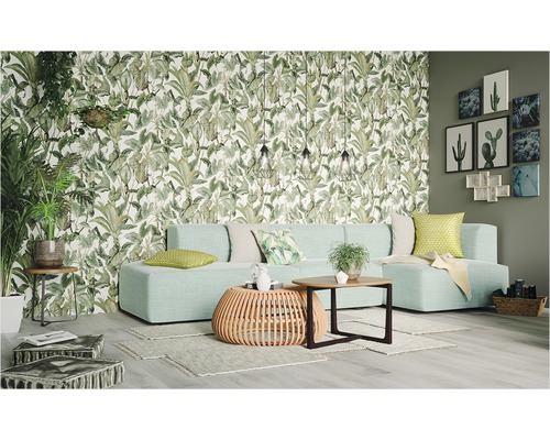 Salon avec canapé, table et papier peint botanique