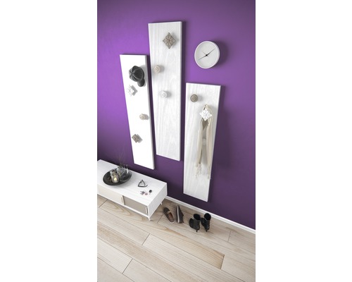 Flur mit Garderobenpaneelen, Kommode, Uhr und Schuhen