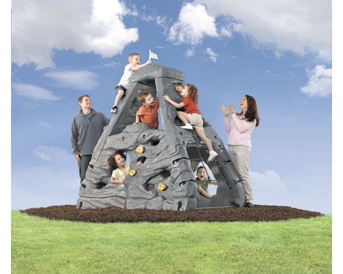 Structure d''escalade extérieure avec enfants et adultes sous un ciel bleu