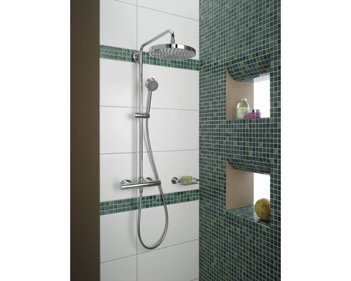 Salle de bains avec robinetterie de douche et mosaïque