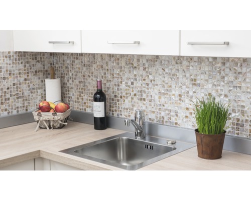 Évier de cuisine avec robinet, carrelage, bouteille de vin et décoration