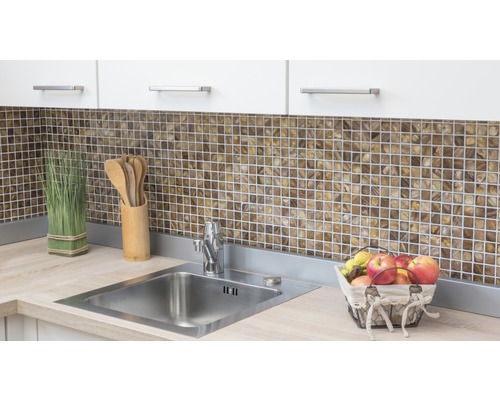 Évier de cuisine avec robinet et carreaux de mosaïque