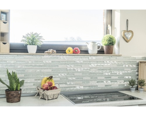 Scène de cuisine avec des carreaux de mosaïque, des plantes et des fruits