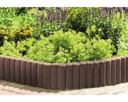 Bordure de parterre en béton dans le jardin