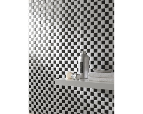Décoration murale avec des carreaux de mosaïque en damier et des accessoires de salle de bain sur une étagère