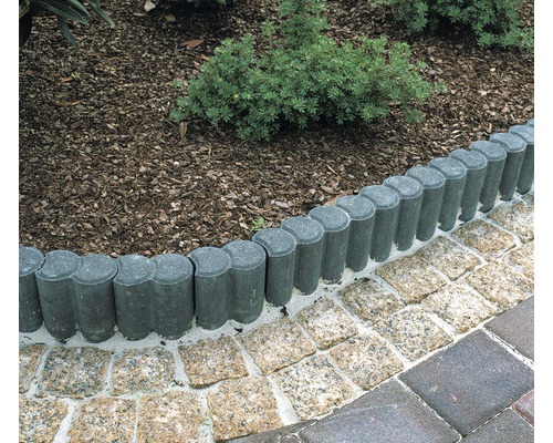 Jardin avec bordures de gazon et pavés