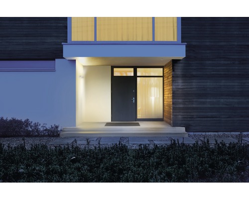 Entrée de maison éclairée avec porte d''entrée et appliques murales extérieures