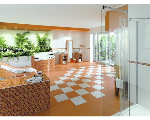 Salle de bain lumineuse avec baignoire, douche, lavabo et carrelage en damier