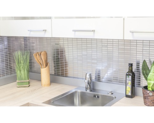 Évier de cuisine avec robinet, décoration et crédence en carrelage argenté