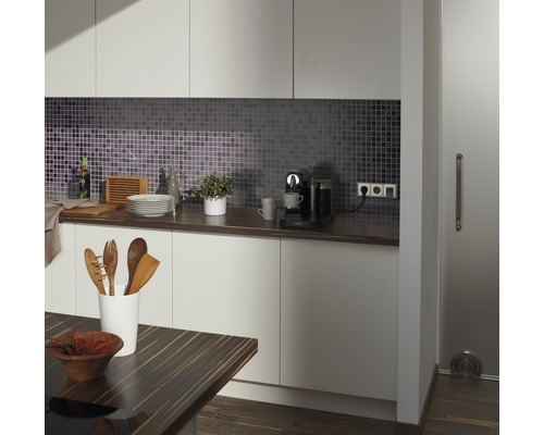 Cuisine moderne avec mosaïque, plan de travail, ustensiles de cuisine et machine à café.