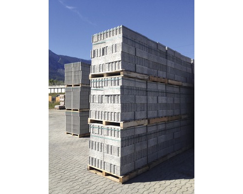 Pile de blocs de béton gris sur palettes en bois pour les projets de construction