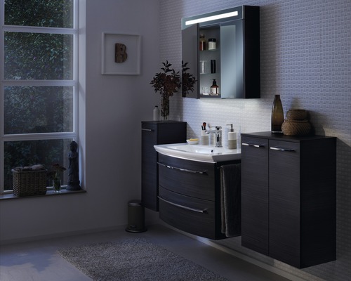 Modernes Badezimmer-Set mit Waschbecken, Unterschrank und Spiegelschrank mit Beleuchtung.