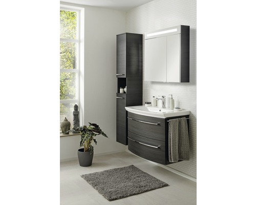 Badezimmer mit Waschtisch, Spiegelschrank, Hochschrank und Teppich