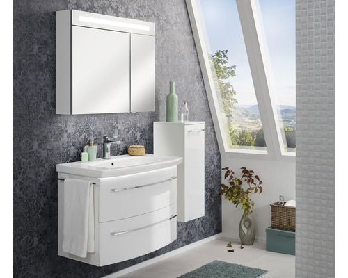 Badezimmer mit Waschtisch, Spiegelschrank und Hochschrank