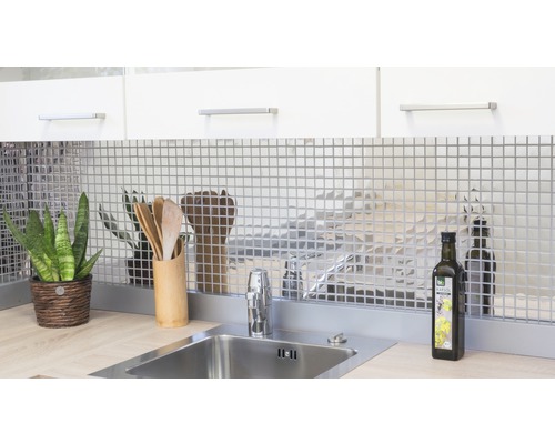 Scène de cuisine avec évier, robinet et carreaux de mosaïque