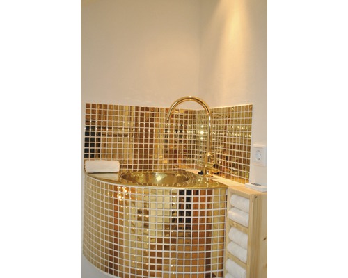 Lavabo de salle de bain avec mosaïque et robinet