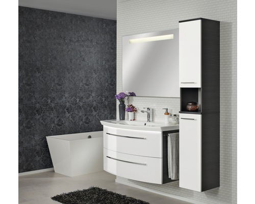 Badezimmer mit Waschtisch, Spiegel, Hochschrank und Badewanne