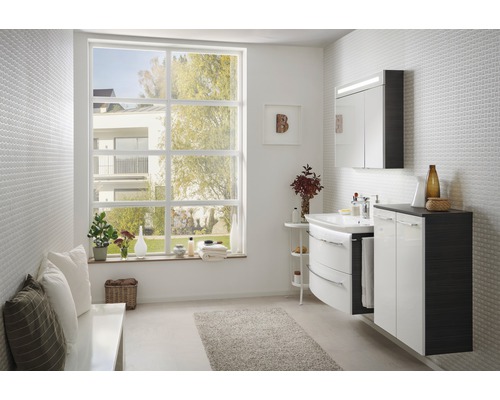 Helles Badezimmer mit Waschtisch, Spiegelschrank und grossem Fenster