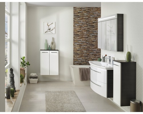 Modernes Badezimmer mit Waschtisch, Spiegelschrank, Hochschrank und Unterschrank vor einer Steinwand