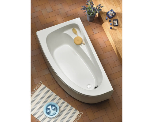 Aufnahme einer Badezene mit einer weißen Eckbadewanne, Badaccessoires und Bodenfliesen.
