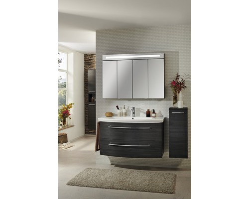 Modernes Badezimmer mit Waschtischunterschrank, Spiegelschrank und Hochschrank.