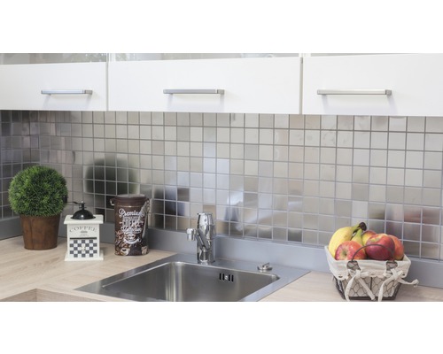 Scène de cuisine avec évier, robinet, carrelage et décorations