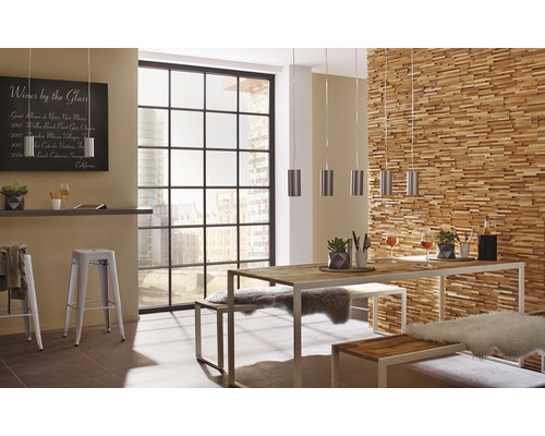 Salle à manger avec table, bancs, suspensions et mur en panneaux de bois