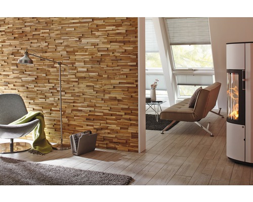 Salon avec mur en bois, lampe, fauteuil et poêle