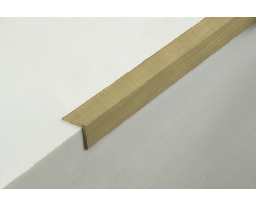 Profil d''arête d''escalier en bois sur une marche d''escalier