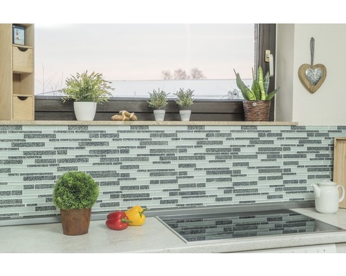 Scène de cuisine avec mur de carreaux de mosaïque, plantes en pot et légumes