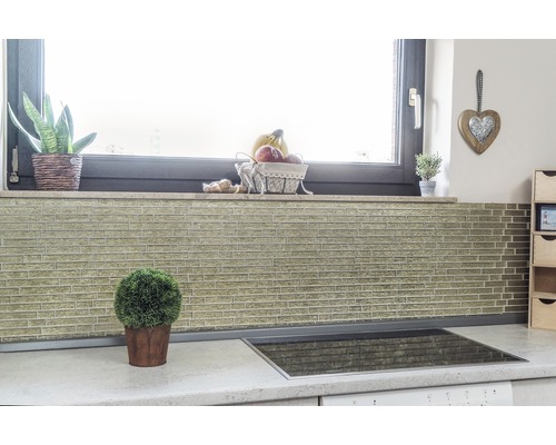 Scène de cuisine avec mur en mosaïque et décorations