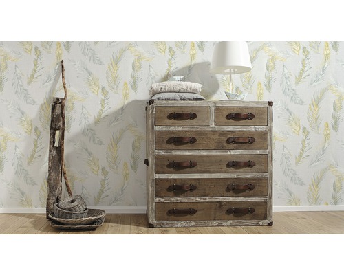 Commode avec tiroirs, lampe et éléments décoratifs dans une pièce