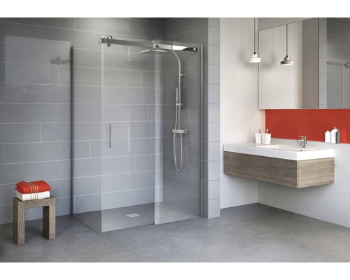 Porte coulissante avec paroi latérale Schulte Alexa 2.0 1200x900x2000 mm en verre véritable transparent clair aspect chrome Douche à l''italienne en verre avec pomme de douche et robinetterie dans une salle de bains moderne