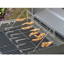 Scène de barbecue avec des brochettes de poulet sur un barbecue en acier inoxydable