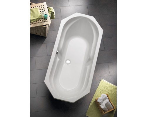 Vue de dessus d''une baignoire d''angle blanche dans une salle de bain avec carrelage