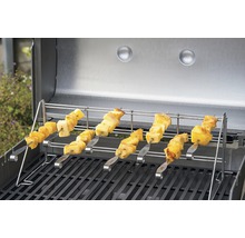 Barbecue avec brochettes d''ananas sur support à brochettes