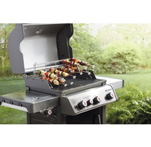 Gril à gaz avec brochettes de barbecue à l''extérieur