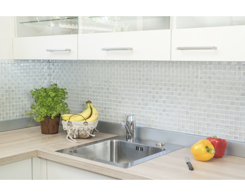 Scène de cuisine avec évier, robinet, carreaux de mosaïque et aliments