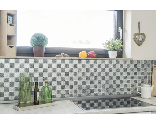 Scène de cuisine avec mur en mosaïque, décoration et plaque de cuisson