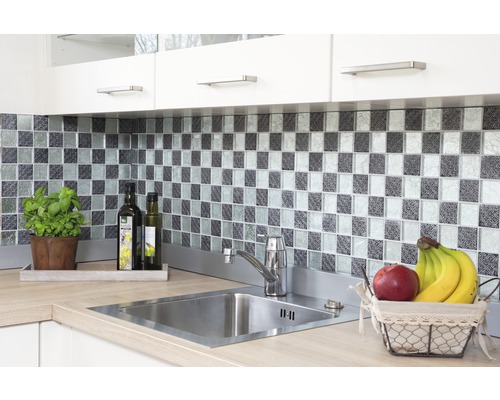 Scène de cuisine avec mosaïque, évier et aliments