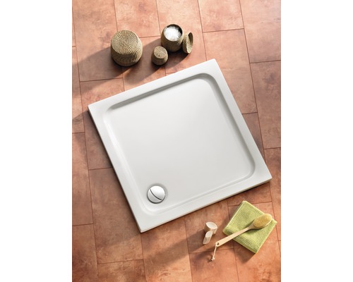 Quadratische Duschwanne mit Ablaufgarnitur im Badezimmer