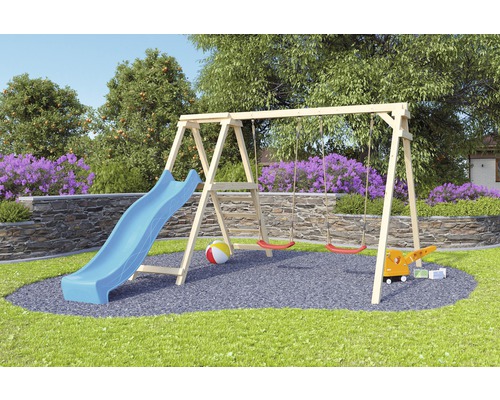 Aire de jeux avec balançoire en bois, toboggan et échelle dans le jardin