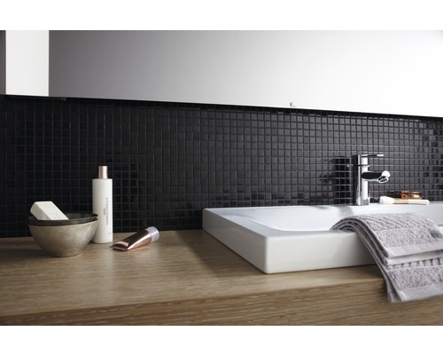 Modernes Badezimmer mit Aufsatzwaschbecken, Armatur, Handtuch und Mosaikfliesen