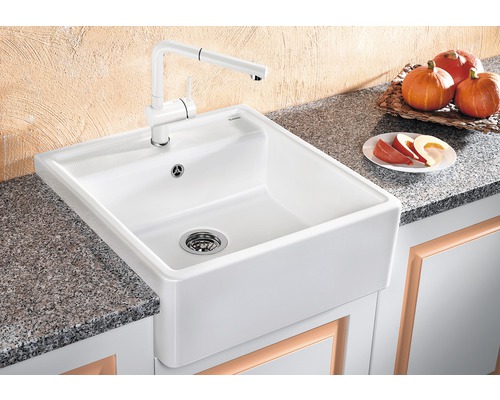 Évier de cuisine blanc avec robinet sur un comptoir de cuisine