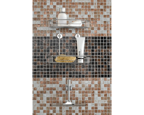 Étagère de douche avec shampooing, tube, éponge et raclette sur mur en mosaïque