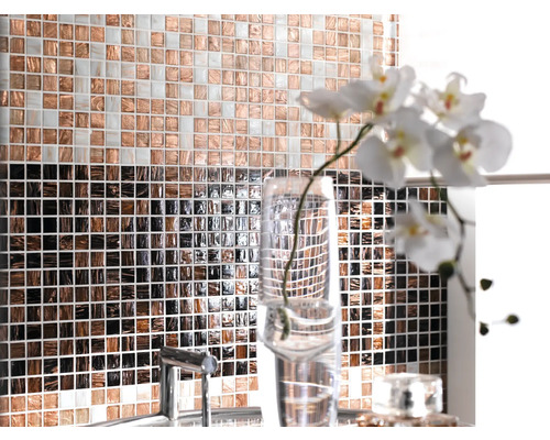 Décoration murale avec mosaïque et vase de fleurs